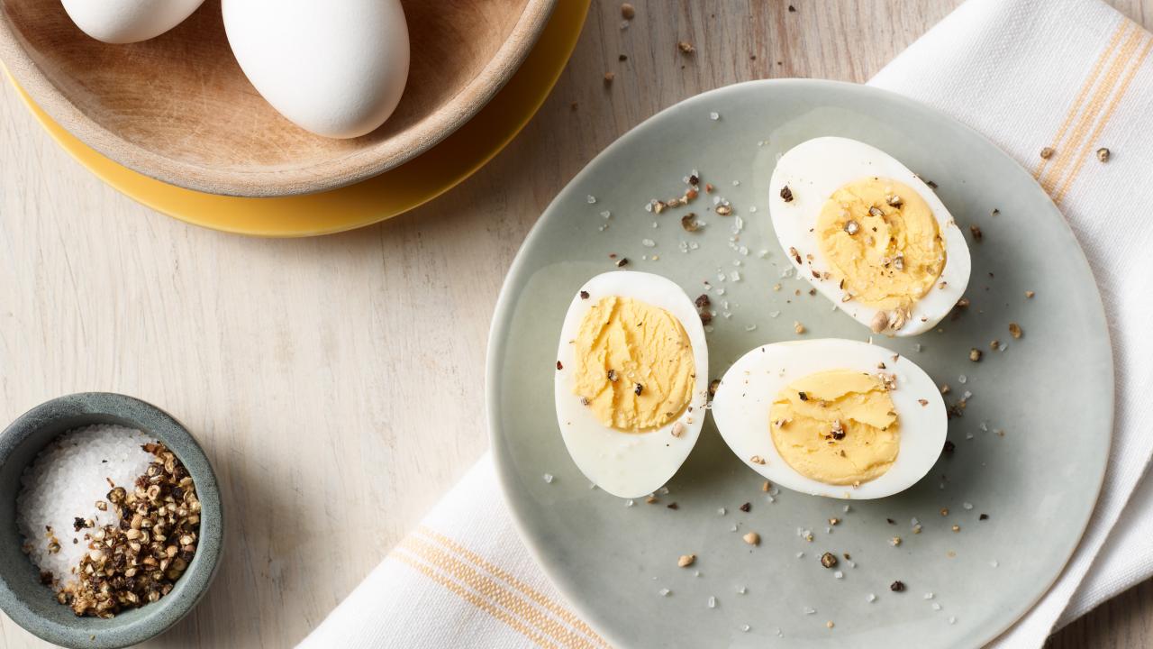 https://food.fnr.sndimg.com/content/dam/images/food/fullset/2018/11/30/0/FNK_Air-Fryer-Hard-Boiled-Eggs-H_s4x3.jpg.rend.hgtvcom.1280.720.suffix/1543608498391.jpeg