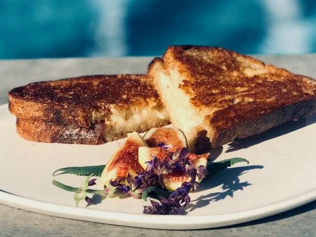 https://food.fnr.sndimg.com/content/dam/images/food/fullset/2018/12/20/0/FN_OTT-Grilled-Cheese-Marina-Del-Rey-California-SALT-Truffle-Grilled-Cheese_s6x4.jpg.rend.hgtvcom.616.462.jpeg