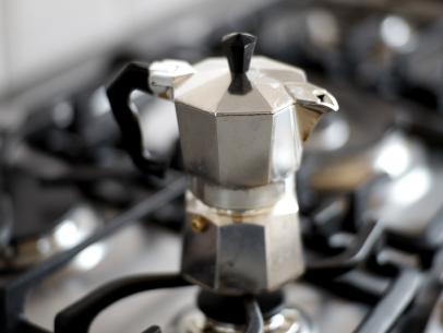 https://food.fnr.sndimg.com/content/dam/images/food/fullset/2018/2/12/0/FN-How-to-Clean-Coffeemaker-italian-iStock_s4x3.jpg.rend.hgtvcom.406.305.suffix/1518469859621.jpeg