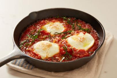 https://food.fnr.sndimg.com/content/dam/images/food/fullset/2018/2/13/0/Scott-Conant_Eggs-in-Purgatory_s4x3.jpg.rend.hgtvcom.406.271.suffix/1518542326288.jpeg