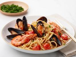 Spaghetti with Shrimp, Mussels and Baby Tomatoes