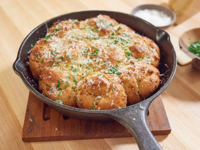 Chef Scott Conant makes Skillet Garlic Knots in the Food Network Fantasy Kitchen, as seen on Food Network's The Kitchen