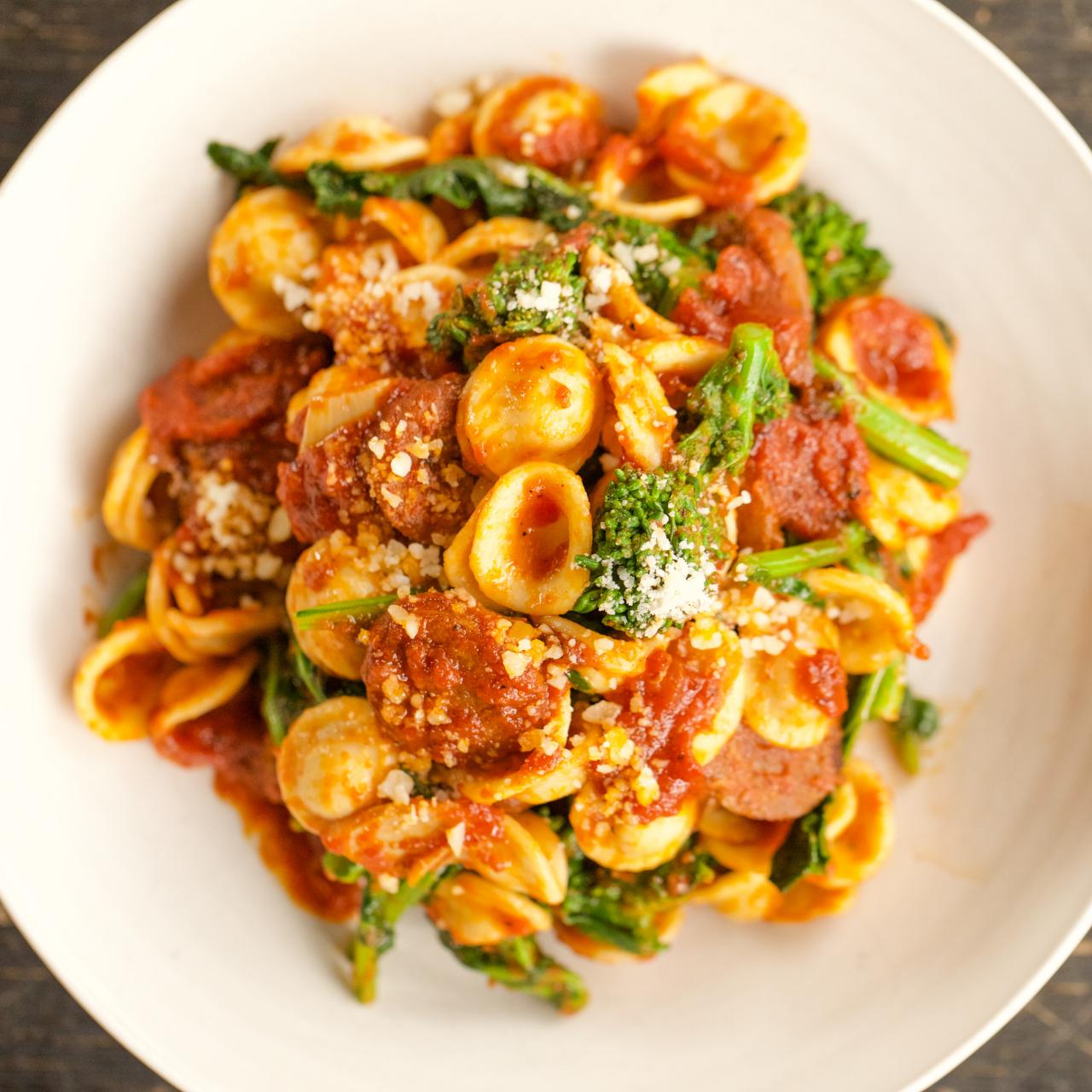 https://food.fnr.sndimg.com/content/dam/images/food/fullset/2018/2/23/0/BX1401_Orecchiette-with-Broccoli-Rabe-and-Sausage_s4x3.jpg.rend.hgtvcom.1280.1280.suffix/1519403160754.jpeg