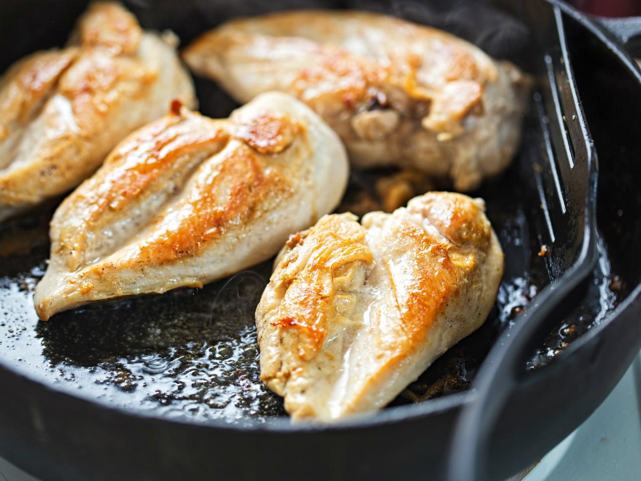 https://food.fnr.sndimg.com/content/dam/images/food/fullset/2018/2/8/0/FN-Chicken-Mistakes-istock-lead_s4x3.jpg.rend.hgtvcom.1280.960.suffix/1518125727403.jpeg