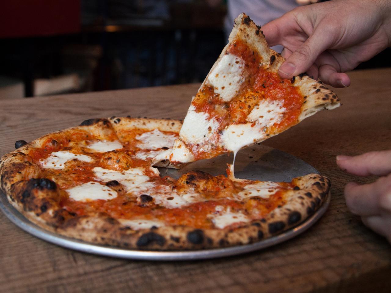 https://food.fnr.sndimg.com/content/dam/images/food/fullset/2018/3/26/0/FN_New-York-Restaurants-Robertas-Famous-Original-Pizza_s4x3.jpg.rend.hgtvcom.1280.960.suffix/1522101162426.jpeg