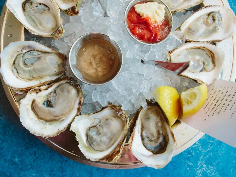Boston is a city awash in seafood. Fleets of boats trawl for fresh catches right off its shores, while local restaurants lure diners with the promise of lobsters, cod, chowder and oysters. Even places that don’t specialize in seafood often offer these regional specialties on the menu. With such a flood of choices, navigating your way to the best places to slurp down oysters, enjoy a cod cake or crack open a lobster can seem overwhelming. Here are some of Boston’s top spots to reel in the freshest flavors. 