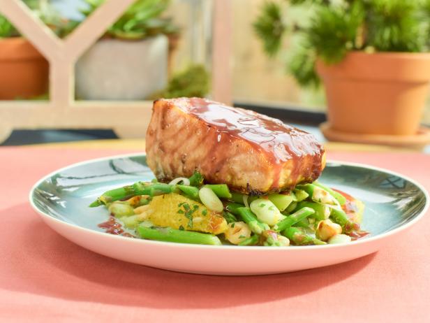 Pomegranate-Glazed Salmon with Asparagus-Mint Citrus Salad_image