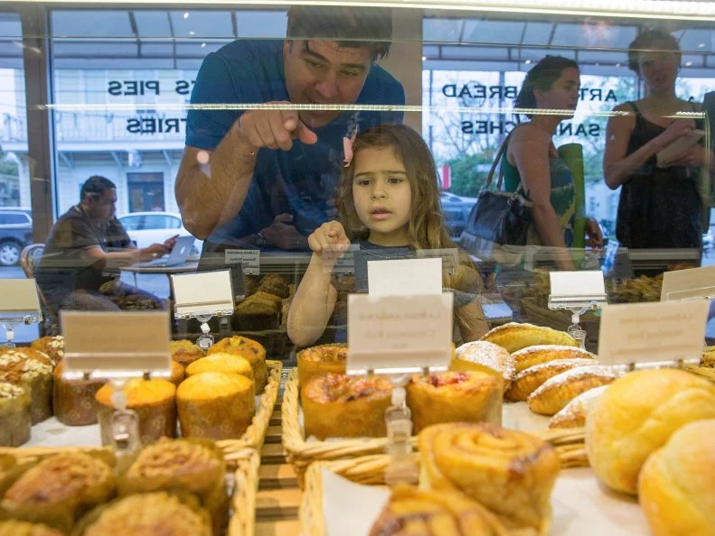 In a nod to the Big Easy’s French heritage, La Boulangerie in New Orleans is equal parts French bakery and neighborhood bistro. Whether families stop by for morning coffee or an after-school treat, the dazzling display cases offer an eye-popping assortment of beautiful pastries, like morning buns, lemon meringue tarts and the fan-favorite chocolate croissants, made with crème-de-la-crème Valrhona chocolate. If you’re lingering for lunch, you’ll find locally inspired favorites like seasonal crawfish dishes or muffuletta stromboli, featuring meats from sister restaurant Cochon Butcher. The bakery also serves seasonal housemade ice cream in waffle cones, which make a perfect treat after a day at the nearby Audubon Zoo.