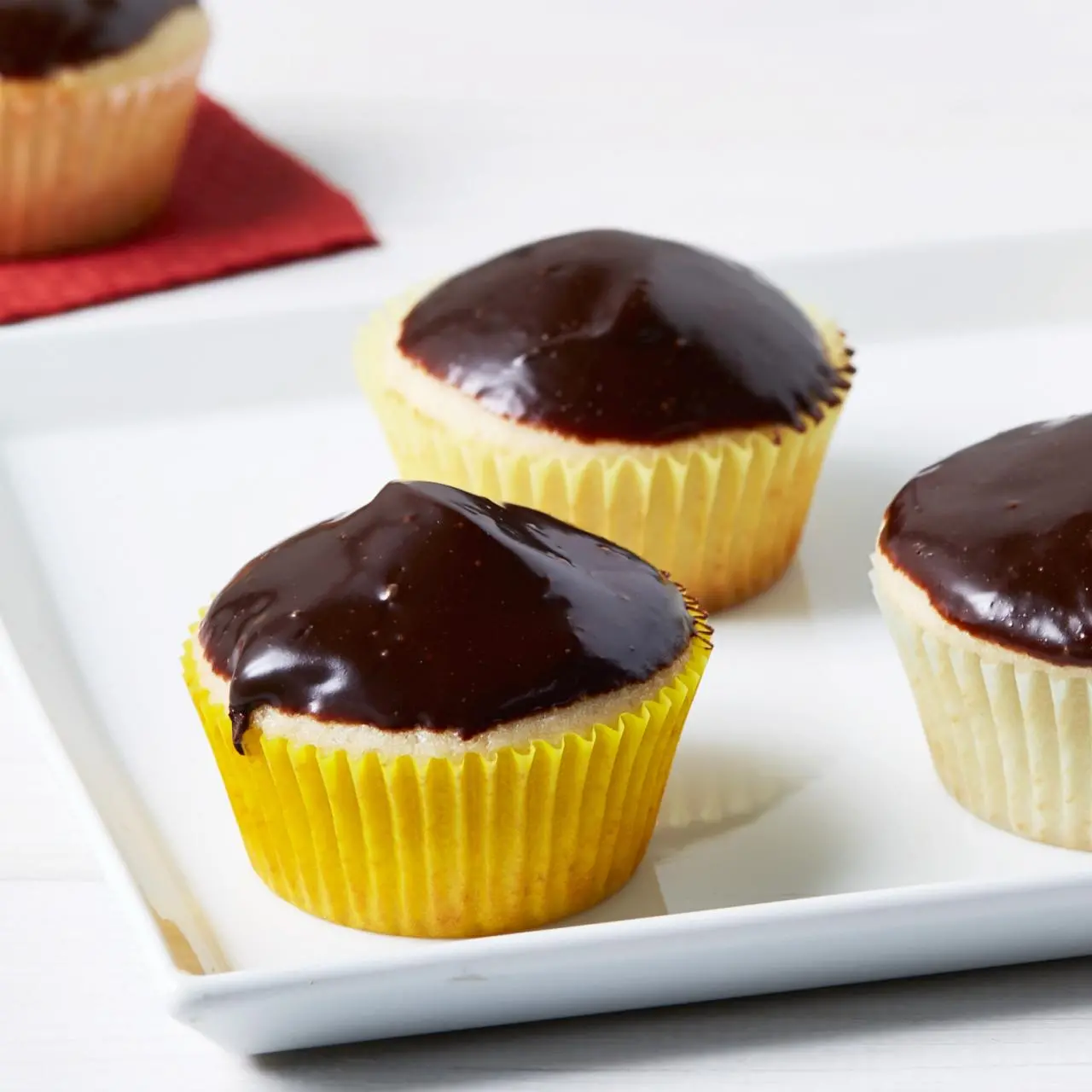 https://food.fnr.sndimg.com/content/dam/images/food/fullset/2018/4/2/3/LS-Library_Choc-Glazed-Yellow-Cupcakes_s4x3.jpg.rend.hgtvcom.1280.1280.suffix/1522729829194.webp