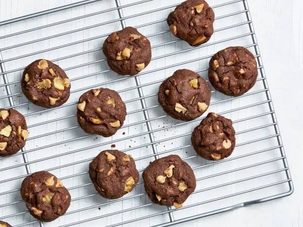 Chocolate Cookies With Peanut Butter And Banana Chips Recipe - Chef's ...