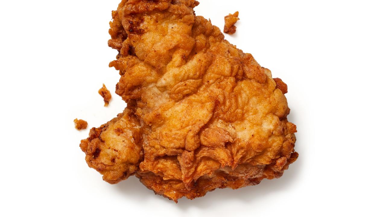 https://food.fnr.sndimg.com/content/dam/images/food/fullset/2018/5/14/0/FNM_060118-Classic-Fried-Chicken_s4x3.jpg.rend.hgtvcom.1280.720.suffix/1526308336178.jpeg