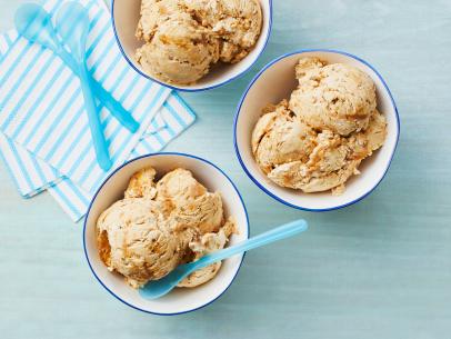 https://food.fnr.sndimg.com/content/dam/images/food/fullset/2018/5/14/0/FNM_060118-No-Churn-Coffee-Caramel-Ice-Cream_s4x3.jpg.rend.hgtvcom.406.305.suffix/1526308755018.jpeg