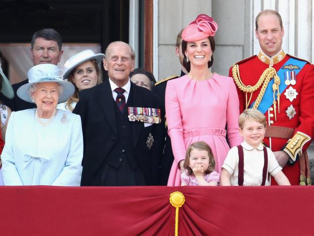 LONDON, ENGLAND - JUNE 17:  (L-R) Catherine, Duchess of Cambridge, Princess Charlotte of Cambridge, Prince George of Cambridge and Prince William, Duke of Cambridge look out from the balcony of Buckingham Palace during the Trooping the Colour parade on June 17, 2017 in London, England.  (Photo by Chris Jackson/Getty Images)