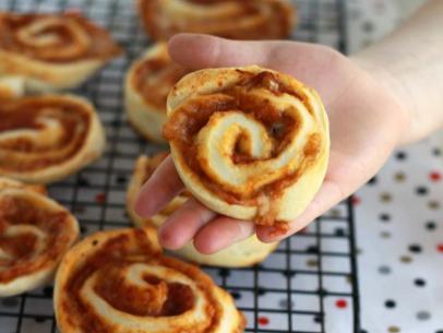 https://food.fnr.sndimg.com/content/dam/images/food/fullset/2018/6/0/fnd_foodlets-very-veggie-pinwheel-pizzas.jpg.rend.hgtvcom.406.305.suffix/1524255352285.jpeg