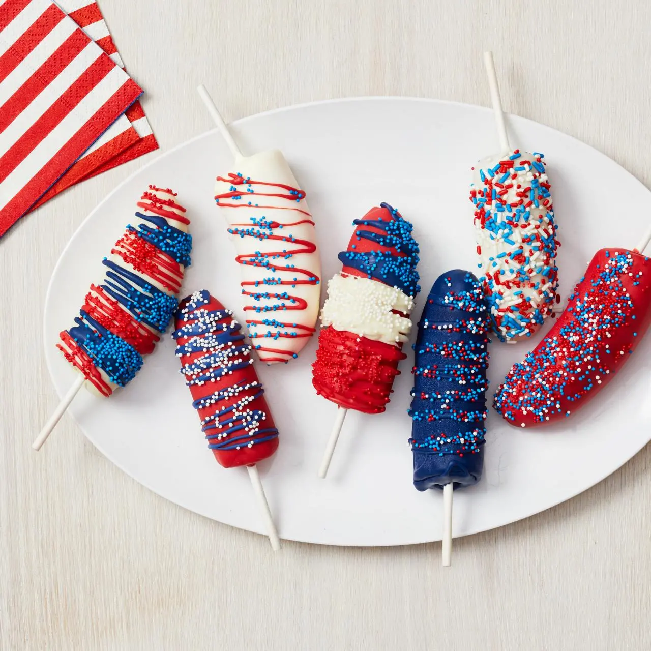 https://food.fnr.sndimg.com/content/dam/images/food/fullset/2018/6/24/0/FNM_070118-All-American-Frozen-Bananas_s4x3.jpg.rend.hgtvcom.1280.1280.suffix/1529946836478.webp
