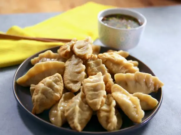 How to Make Pot Stickers | Chicken Pot Stickers with Dipping Sauce ...