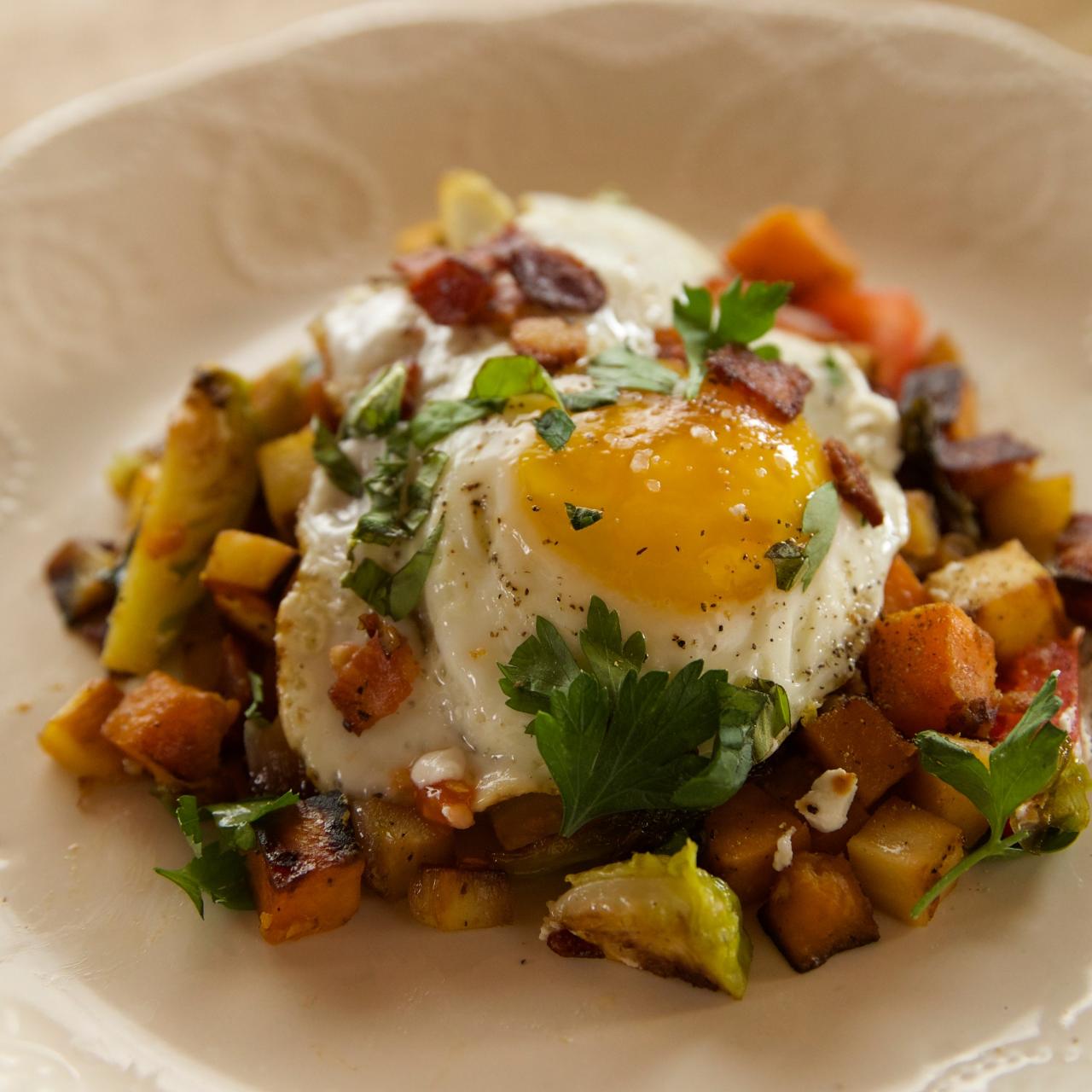 Bacon, Egg, and Potato Breakfast Skillet (+VIDEO) - The Girl Who