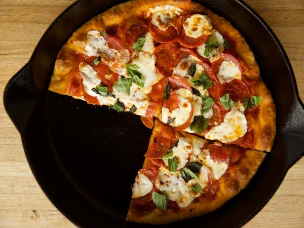 Making Pizza with the 14 inch Lodge Cast Iron Pizza Baking Pan (best pizza  crust!) 