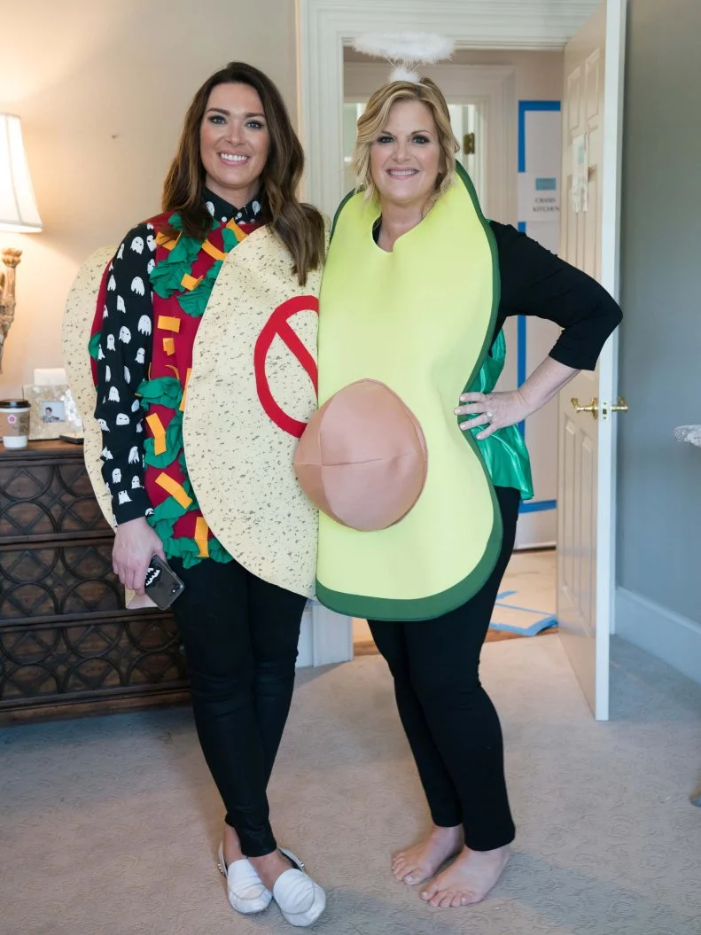 Trisha posing with Glenda, as seen on Southern Kitchen, Season 10.