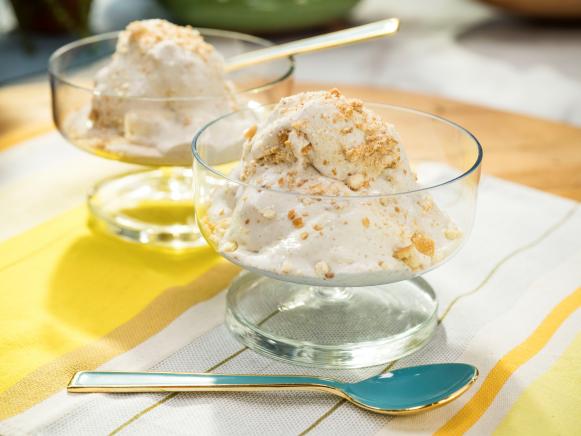 Banana Pudding Ice Cream Sundaes Recipe | Katie Lee Biegel | Food Network