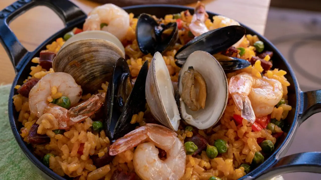 Big Paella with Seafood and Chicken