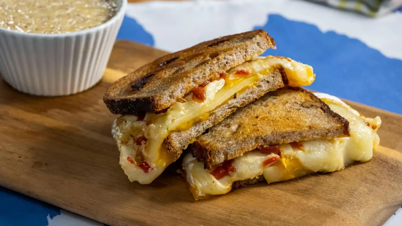Apple and Brie Grilled Cheese