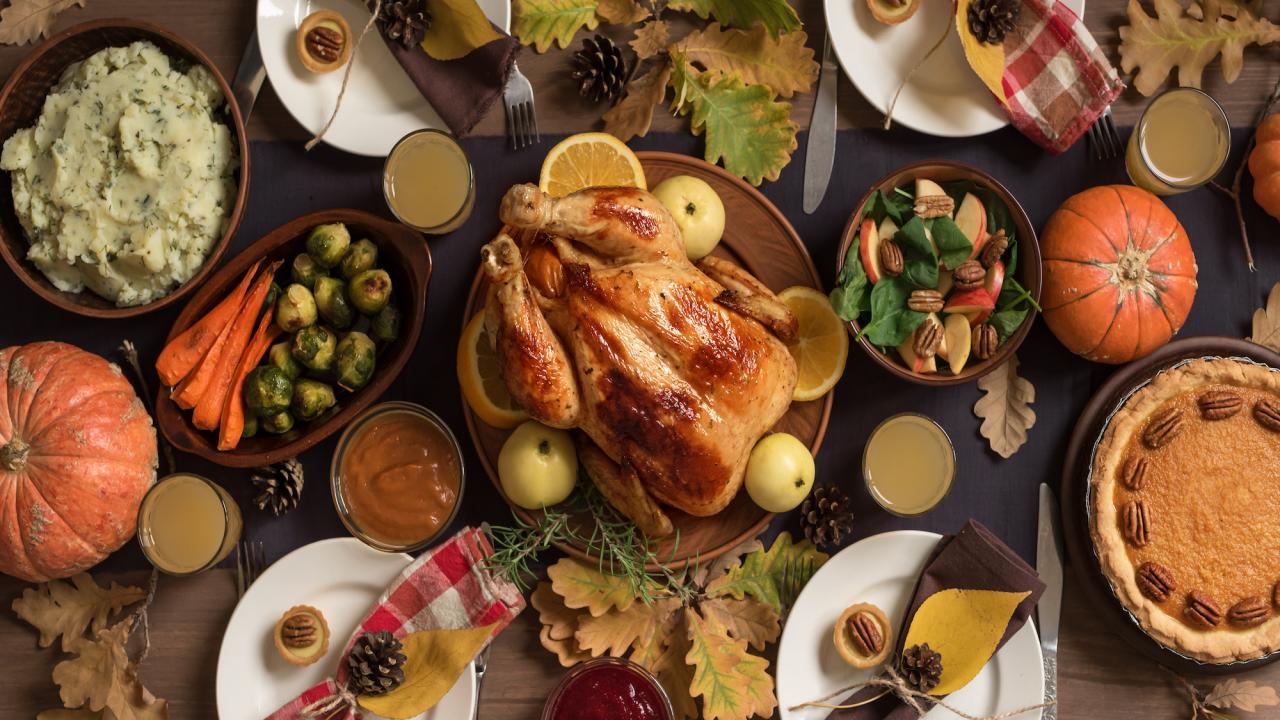 https://food.fnr.sndimg.com/content/dam/images/food/fullset/2019/10/31/friendsgiving-GettyImages-1050723652_s4x3.jpg.rend.hgtvcom.1280.720.suffix/1572540208307.jpeg