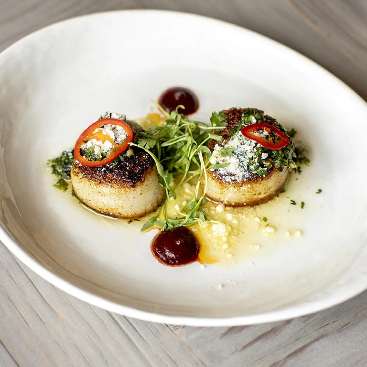 https://food.fnr.sndimg.com/content/dam/images/food/fullset/2019/10/4/0/FNM_110119-Seared-Spice-Rubbed-Sea-Scallops_s4x3.jpg.rend.hgtvcom.1280.1280.suffix/1570214931838.webp