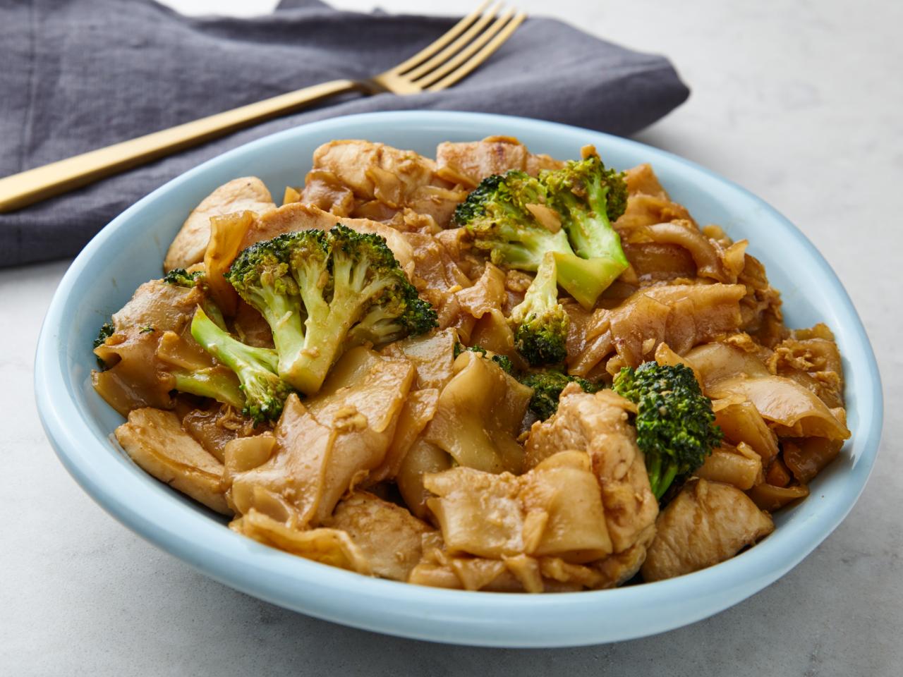 https://food.fnr.sndimg.com/content/dam/images/food/fullset/2019/11/14/0/FNP_Jet-Tila_Pad-See-Yew-Chicken_s4x3.jpg.rend.hgtvcom.1280.960.suffix/1573769109725.jpeg