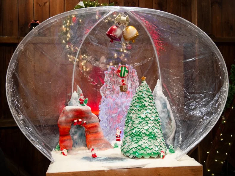 Competitors Emerlie Grandy and Kylie Holt's Snow Globe display, as seen on Santa's Baking Blizzard, Season 1.