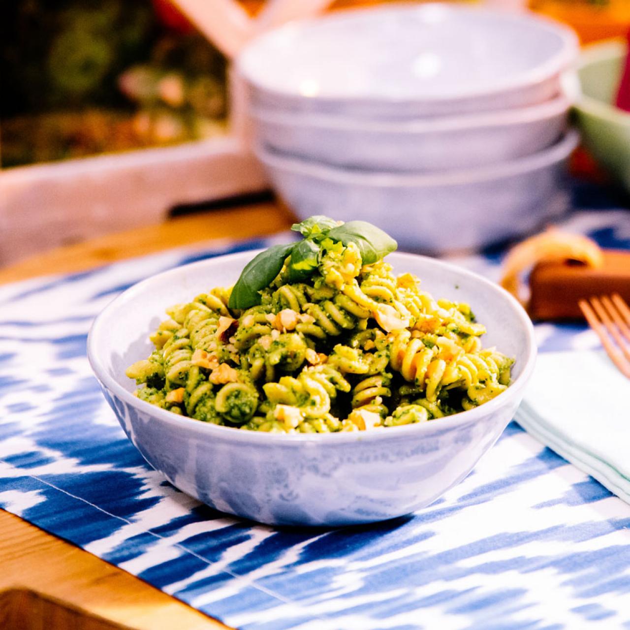 Kale Pasta with Walnuts {Health + Vegetarian} 