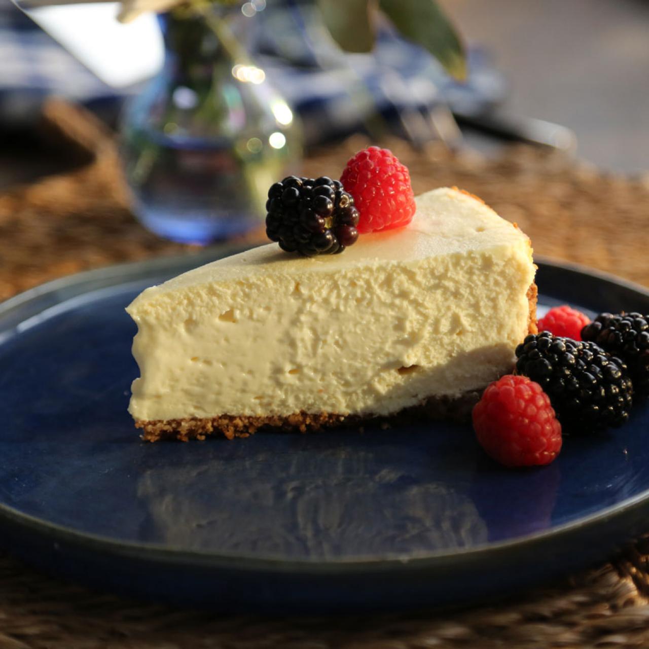 https://food.fnr.sndimg.com/content/dam/images/food/fullset/2019/12/17/VB1007_low-sugar-cheesecake_s4x3.jpg.rend.hgtvcom.1280.1280.suffix/1576606988395.jpeg