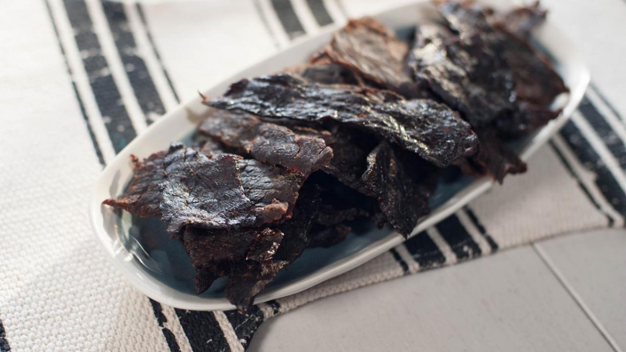 https://food.fnr.sndimg.com/content/dam/images/food/fullset/2019/12/17/YW1511_Oven-Beef-Jerky_s4x3.jpg.rend.hgtvcom.1280.720.suffix/1576603710336.jpeg