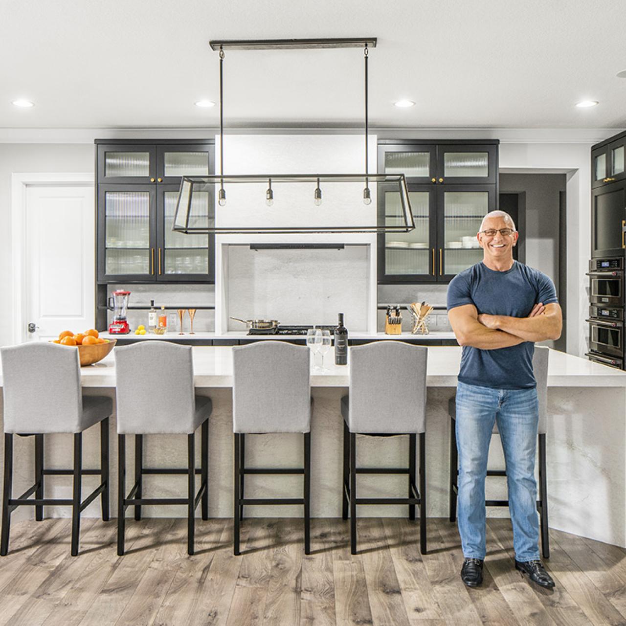 https://food.fnr.sndimg.com/content/dam/images/food/fullset/2019/12/24/0/FNM_010120-Star-Kitchen-Robert-Irvine_s4x3.jpg.rend.hgtvcom.1280.1280.suffix/1577212002838.jpeg