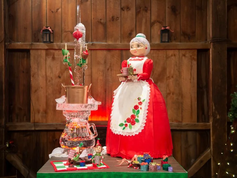 Competitors Yamilet Hillers and Jerome Jacob's Mrs. Claus’ Night Out cake, as seen on Santa's Baking Blizzard, Season 1.