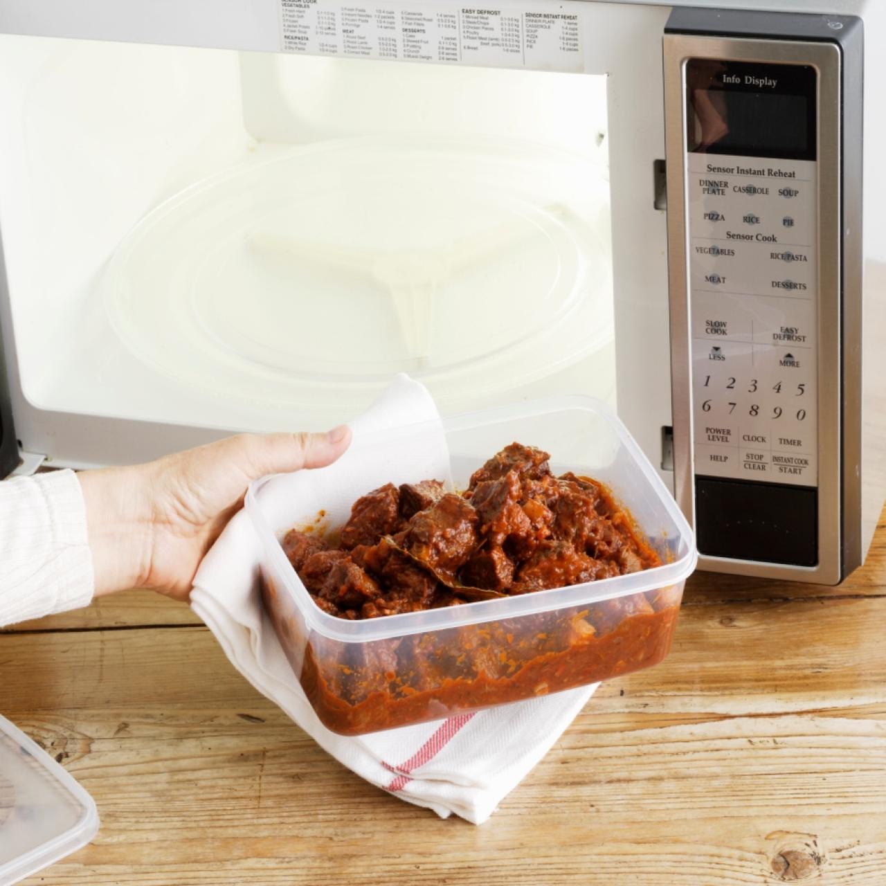 How to Heat Food in Plastic Containers : Kitchen & Cooking Advice