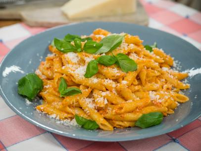 Geoffrey Zakarian makes Penne with Spicy Sundried Tomato "Pesto", as seen on Food Network's The Kitchen