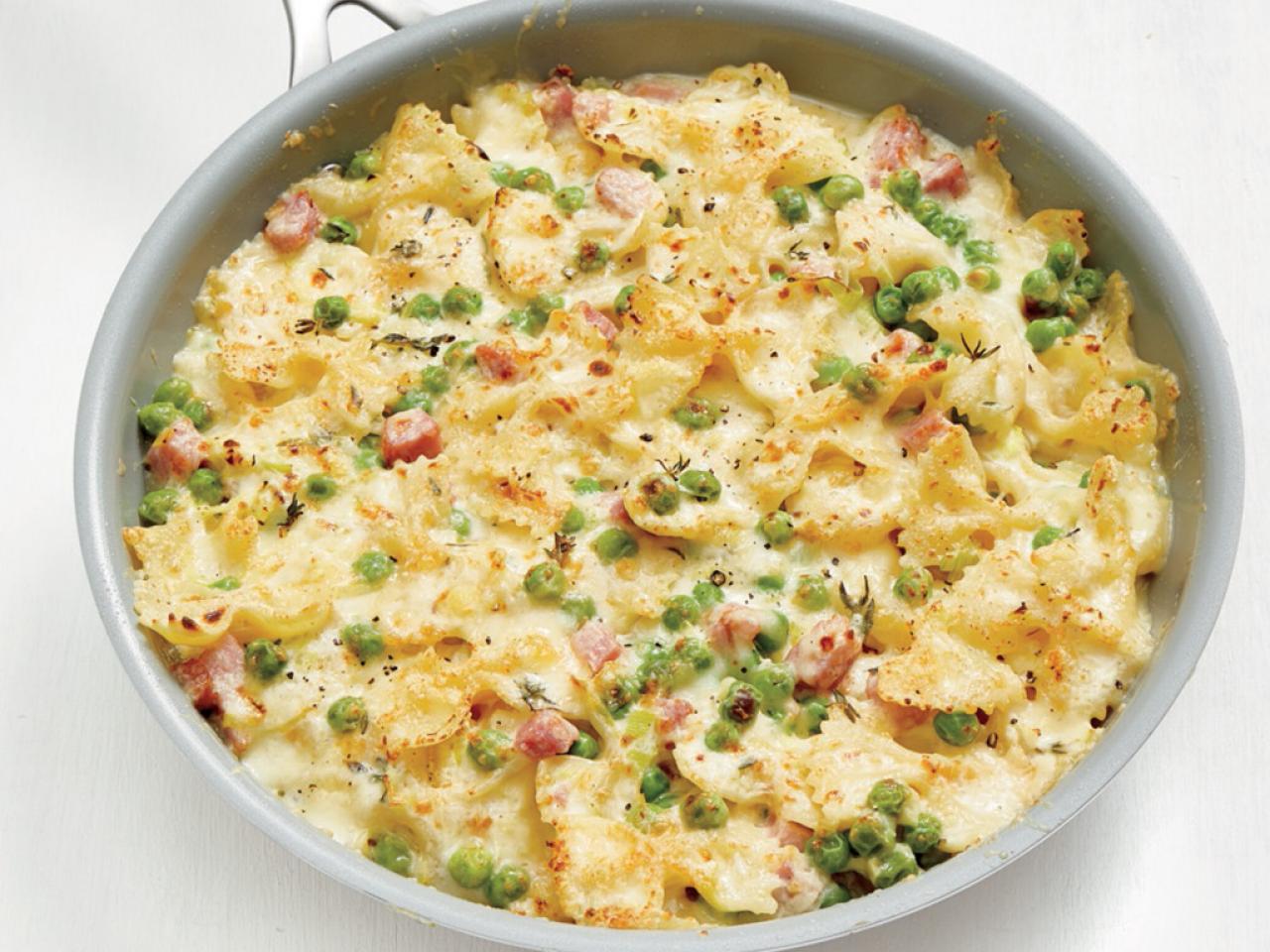 https://food.fnr.sndimg.com/content/dam/images/food/fullset/2019/3/14/0/FNM_040119-Skillet-Pasta-with-Ham-and-Peas_s4x3.jpg.rend.hgtvcom.1280.960.suffix/1552584828363.jpeg