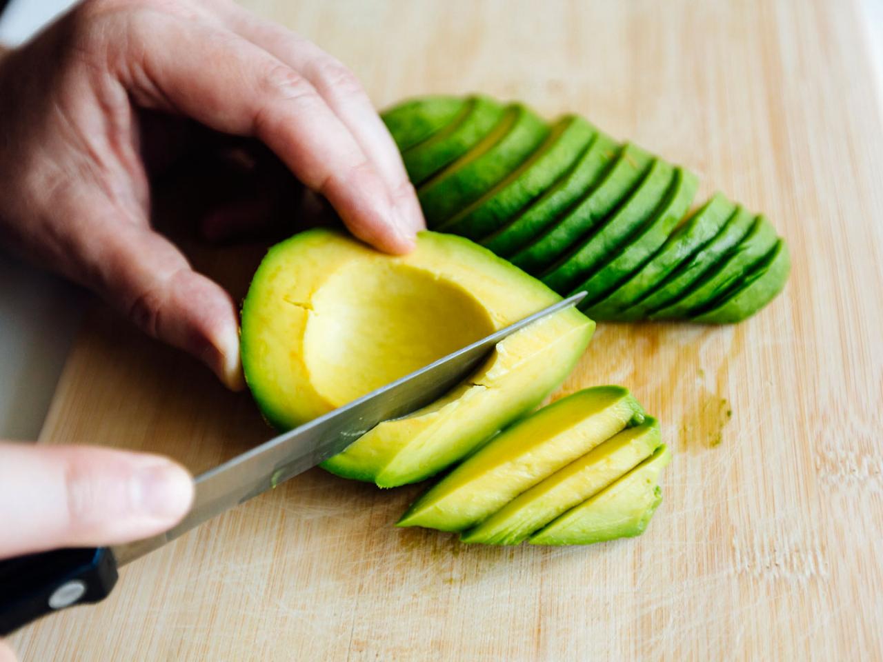 https://food.fnr.sndimg.com/content/dam/images/food/fullset/2019/3/21/0/rx_getty-slicing-avocado_s4x3.jpg.rend.hgtvcom.1280.960.suffix/1553182448245.jpeg