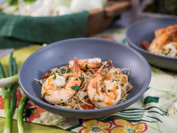 Sunny S Quick Onion And Garlic Shrimp With Pasta Recipe Sunny Anderson Food Network