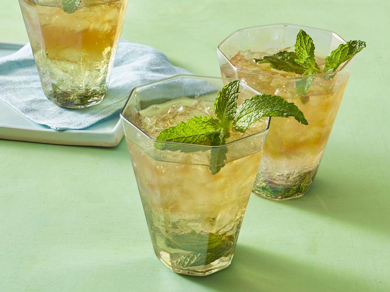 https://food.fnr.sndimg.com/content/dam/images/food/fullset/2019/4/11/0/FNM-050119-Mint-Julep_s4x3.jpg.rend.hgtvcom.1280.960.suffix/1555007162114.jpeg