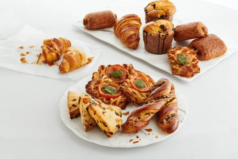 At this all-day, fast-casual restaurant by Giada DeLaurentis in Caesar’s Palace, guests can indulge in eye-catching Italian eats and pastries while coasting through a quick-moving cafeteria-style line and then browse gifts and books from the top chef in the attached shop. Breakfast may be a comforting vegetable frittata and a morning muffin or rather, a bowl of Giada’s oatmeal, made decadent with jewels of sliced orange and extra virgin olive oil with almonds. Visit during weekend brunch and enjoy a sampling from Giada’s omelet station and bottomless cocktails.