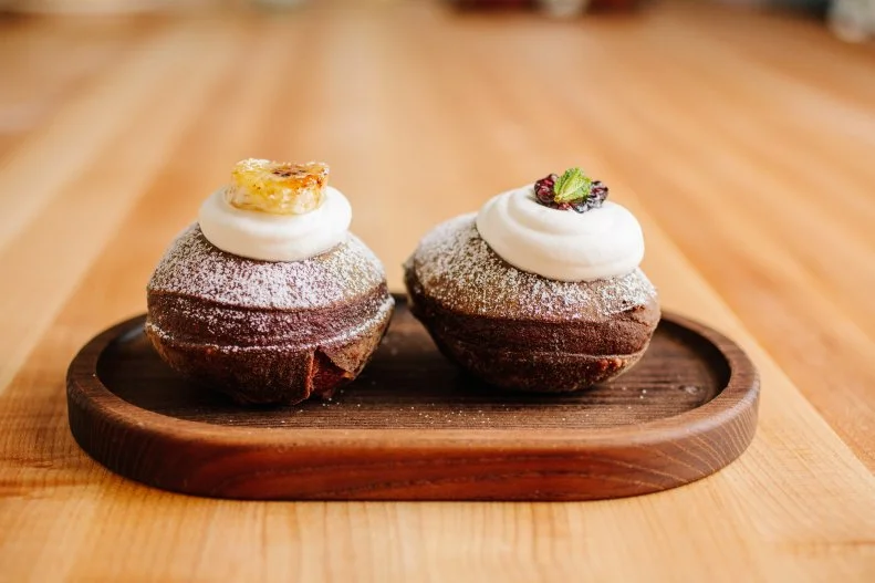 When Chicago Cubs coach Joe Maddon and acclaimed chef Tony Mantuano pair up to open a restaurant, people pay attention. The resulting Maddon’s Post is family-friendly, with childhood classics showing both Polish and Italian influences, as well as plenty of the pasta that Mantuano is known for. Kids will love the paczkis in flavors like peanut butter-banana or strawberry jam.
