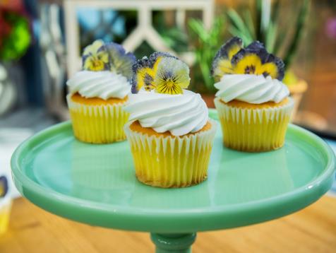 Cách sử dụng cake decorations edible flowers trong việc tạo ra bánh ngọt  đẹp mê ly
