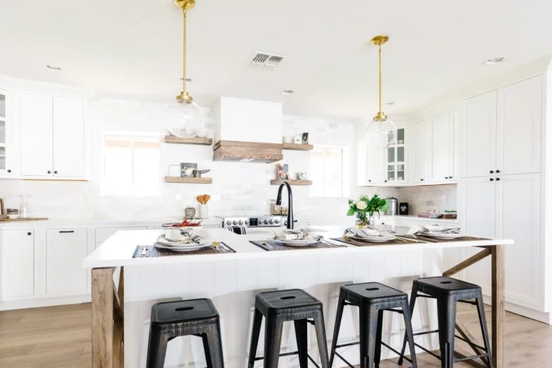 Behind the island, a breakfast bar gives the homeowners a casual dining option that also extends the functionality of the kitchen and the dining room beyond it. 