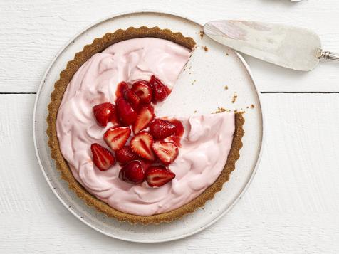 https://food.fnr.sndimg.com/content/dam/images/food/fullset/2019/6/10/0/FNM_070119-Frozen-Strawberry-Lemonade-Pie_s4x3.jpg.rend.hgtvcom.476.357.suffix/1560192132824.jpeg