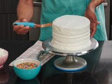 Food Network’s “How To Use That Gadget Like A Pro”, offset spatula making fun cake design, as seen on Food Network’s Fantasy Kitchen Sweepstakes 2019.