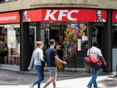 BARCELONA, SPAIN - 2019/06/09: American fast food chicken restaurant chain Kentucky Fried Chicken KFC seen in Barcelona. (Photo by Miguel Candela/SOPA Images/LightRocket via Getty Images)