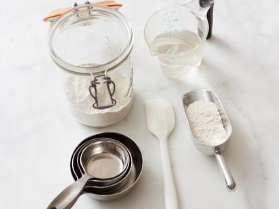 https://food.fnr.sndimg.com/content/dam/images/food/fullset/2019/7/01/FNK_SOURDOUGH-STARTER-HOW-TO-Beauty_s4x3.jpg.rend.hgtvcom.406.305.suffix/1562014093883.jpeg