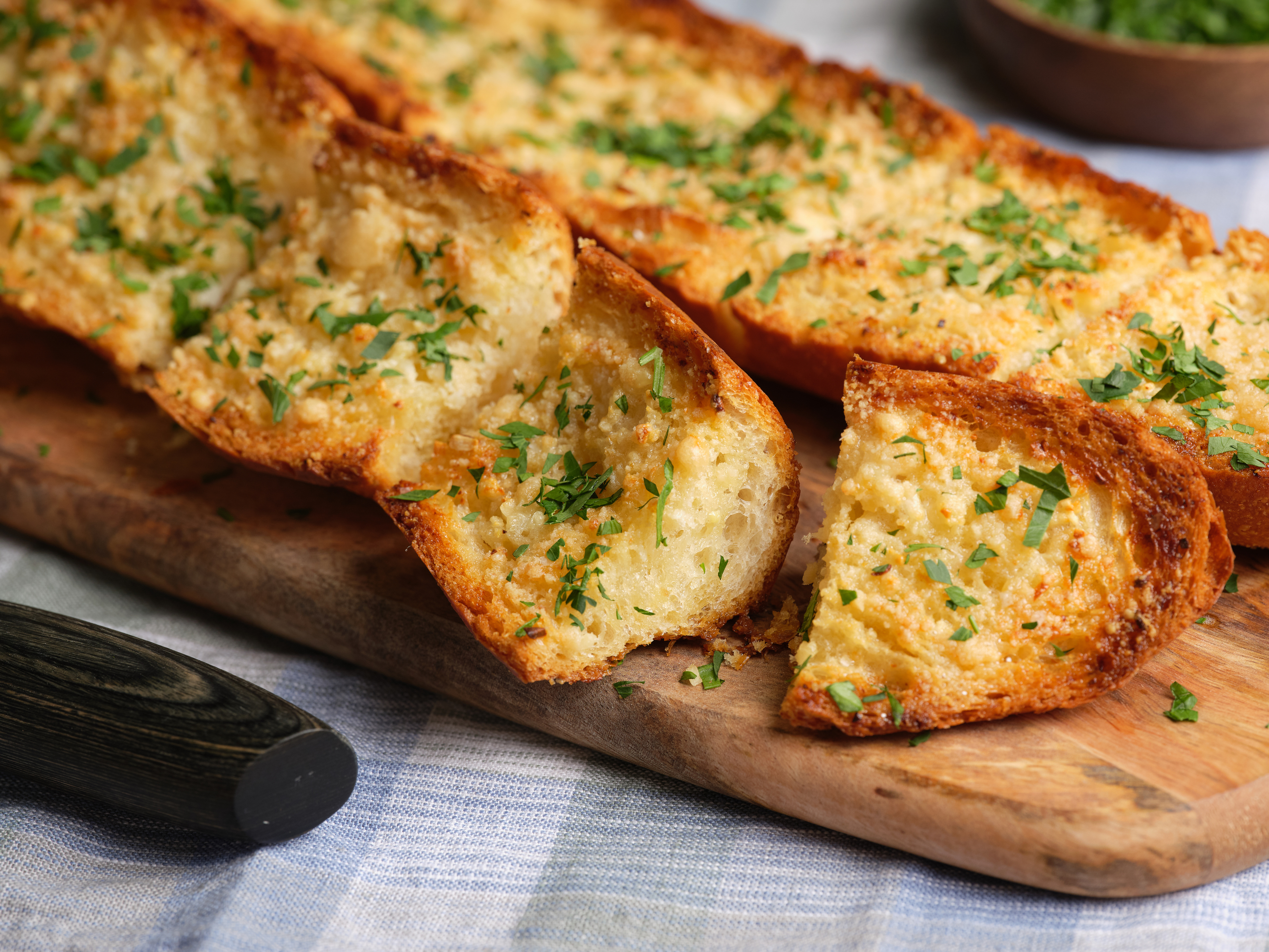 Рецепт багет сыром чесноком. Гарлик Брэд. Чесночный хлеб. Чесночный багет с сыром. Хлеб с чесноком и зеленью.